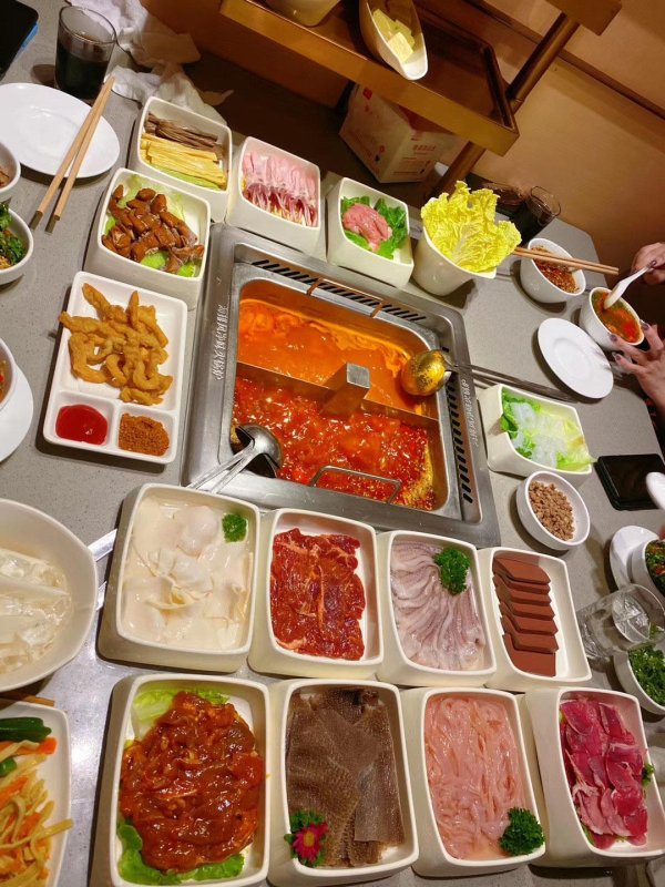 股票推手 “穷就别硬装了！”一家三口吃火锅花了217元，父亲心疼钱被群嘲